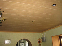 Монтаж подвесного потолка из вагонки с обработкой лаком или краской