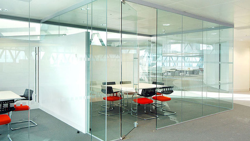 Стеклянная офисная перегородка из прозрачного стекла