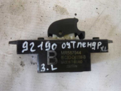 Кнопка стеклоподъемника двери задней левой Mitsubishi Outlander (092190СВ2) Оригинальный номер MR587944
