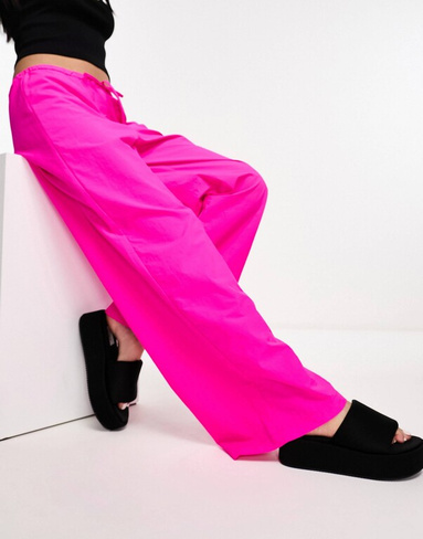 Широкие штаны-карго с низкой посадкой и широкими штанинами COLLUSION Festival ярко-розового цвета