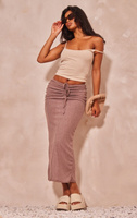 PrettyLittleThing Серо-коричневая макси-юбка в рубчик с контрастными вырезами и сборками
