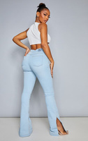 PrettyLittleThing Форма Голубые расклешенные джинсы с разрезом по низу