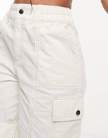 Белые удлиненные шорты карго с контрастной строчкой ASOS DESIGN