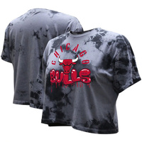 Женская укороченная футболка Stadium Essentials с древесным углем Chicago Bulls Street Art Dark Crystal