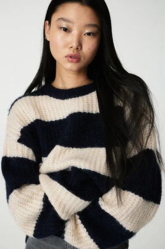Объемный свитер эластичной вязки H&M, черный