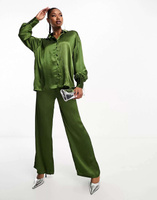Эксклюзивные широкие брюки с атласной текстурой In The Style цвета хаки