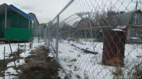 Забор из сетки рабицы с двумя прожилинами высота 1,5 м шаг столбов 3 м
